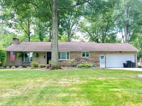 365 Sleepy Hollow Dr, Canfield, OH 44406