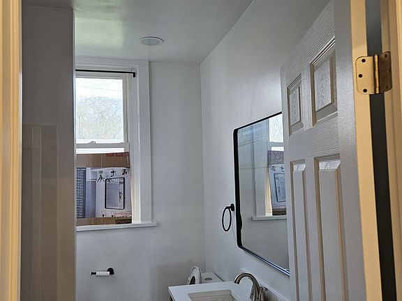 5th image of 112 Lloyd Ave APT 1