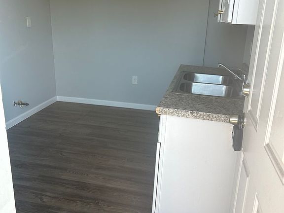 3rd image of 17568-70 Lakeshore Blvd #8