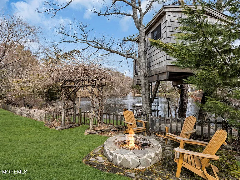 375 Kildare Dr — Photo 2