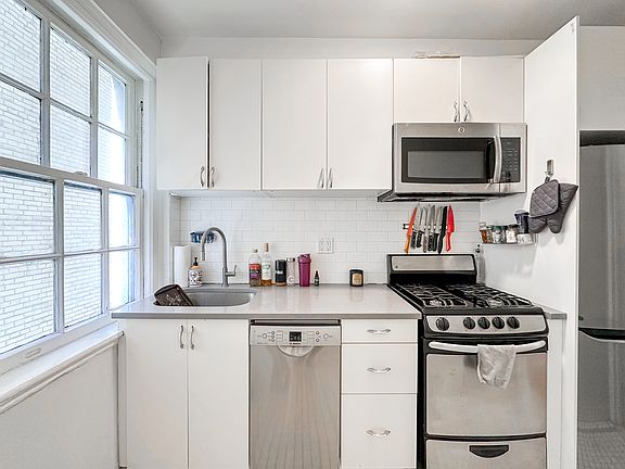 4th image of 314 41st St #704B