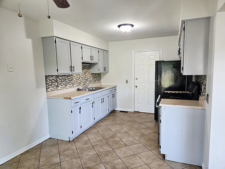 960 Autumn Ln — Photo 7