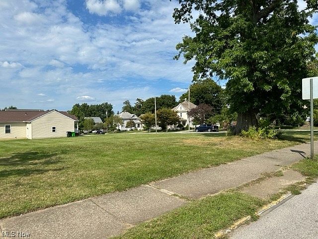 2nd image of 209 W Oak St