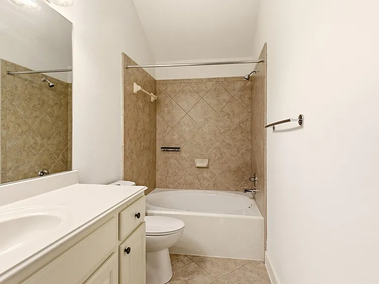 Upstairs full bathroom