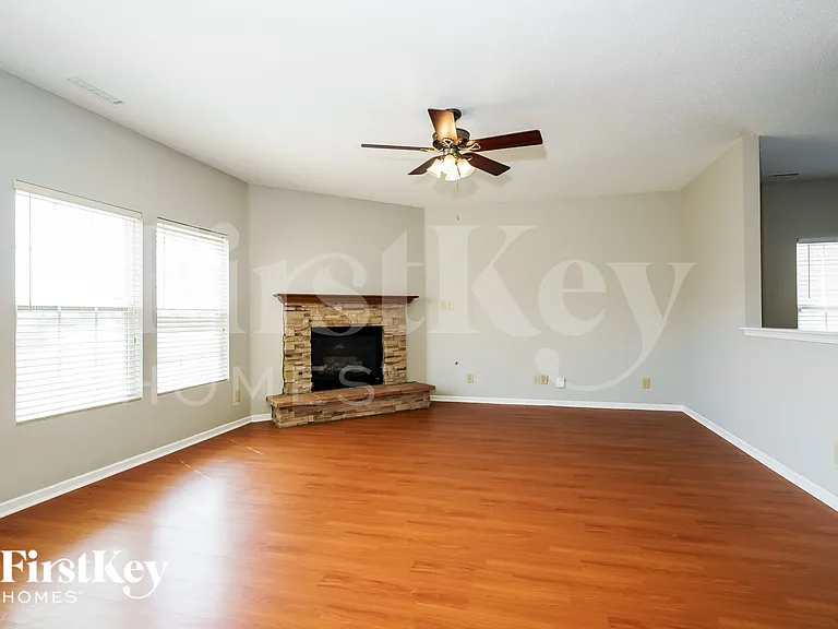 779 Heartland Dr — Photo 3