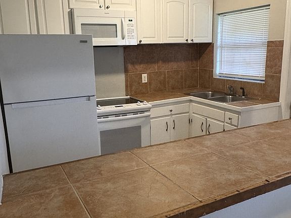 4th image of 2802 Southwood Dr