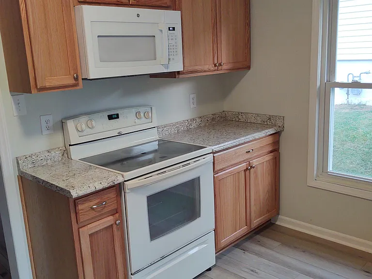 404 W Highland Rd — Photo 3