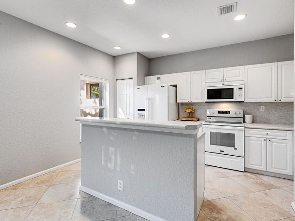1st image of 204 Elm Way #204