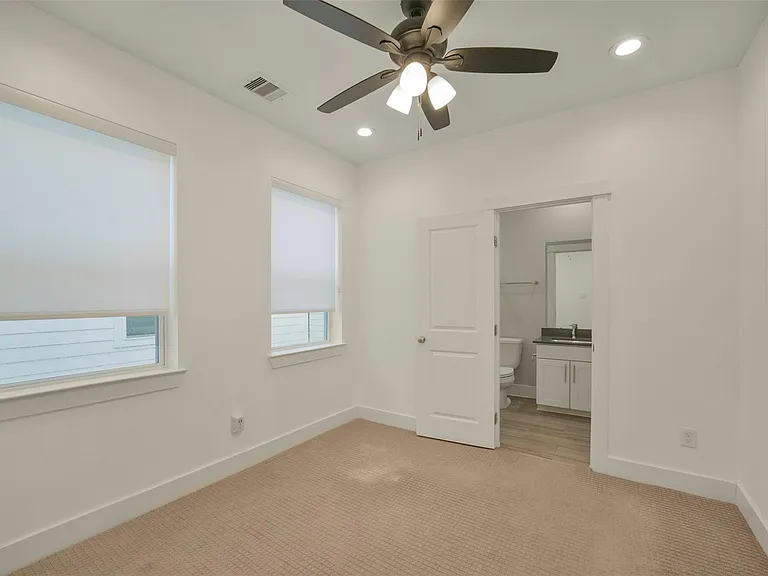 760 W Donovan St — Photo 26
