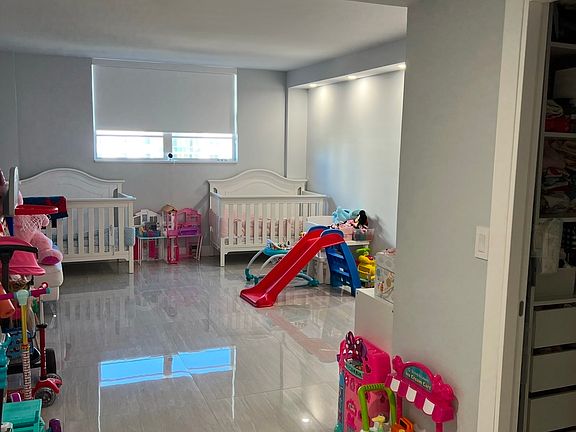5th image of 19390 Collins Ave APT 608
