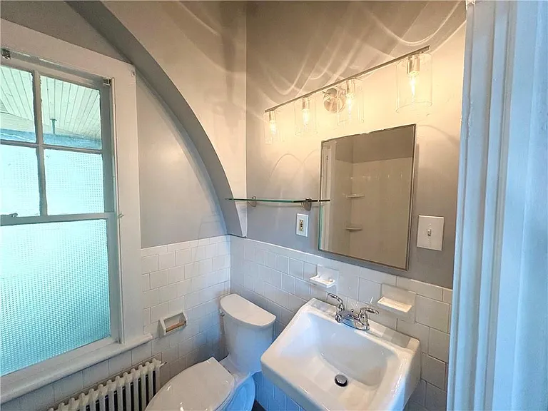 438 Wolcott Ave #4 — Photo 6