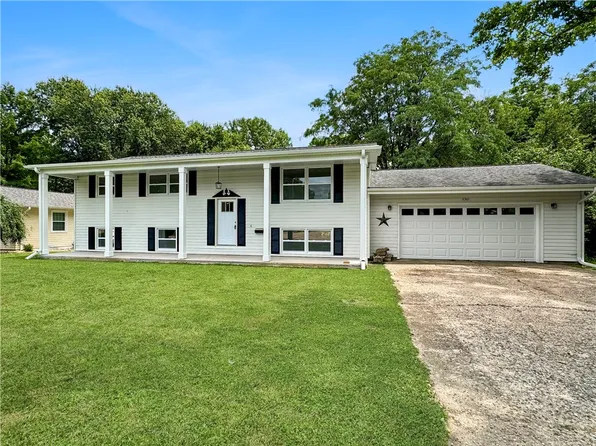 2301 Cortland Dr, Charleston, IL 61920
