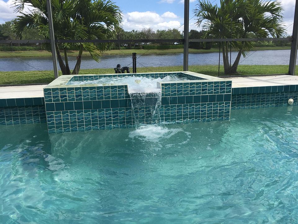 Florida relaxation at it's best, heated pool and spa with bu