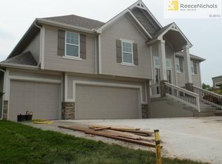 5720 NW Heritage Hill Rd, Parkville, MO 64152