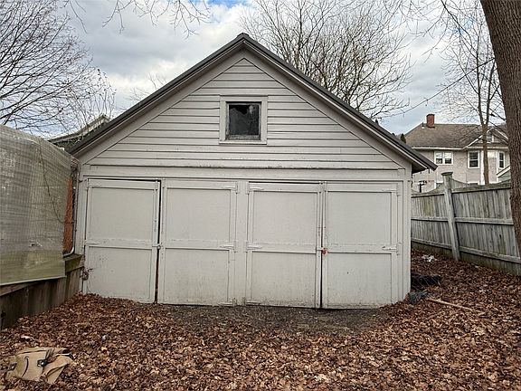 2nd image of 33 Mill St