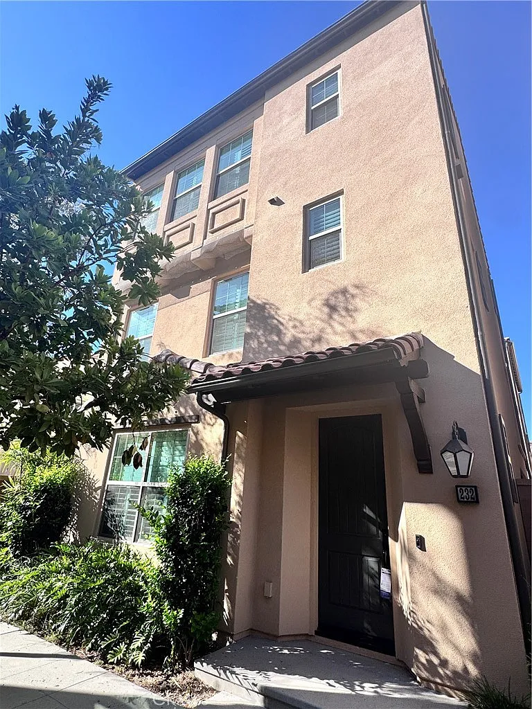 3 bed, 1792 sqft, $4,700 — Photo 2