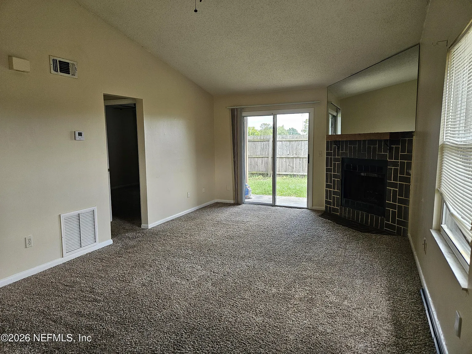 2 bed, 2.0 bath, 922 sqft, $1,200 — Photo 3