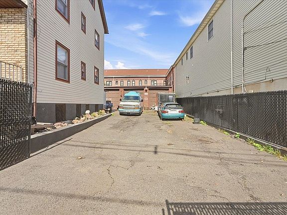 3rd image of 39 E 49th St
