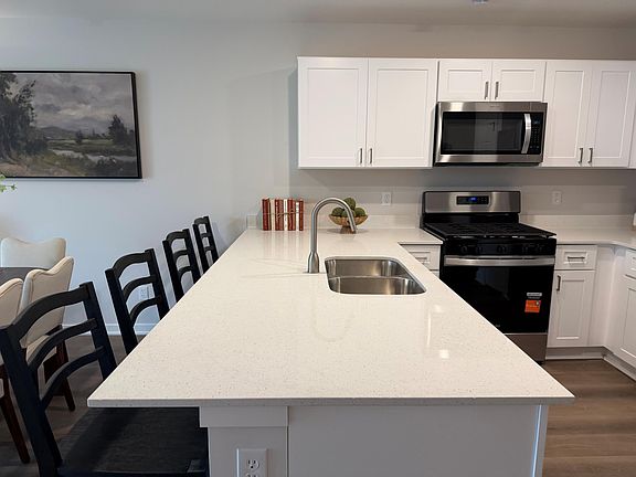 3rd image of 573 Petry St