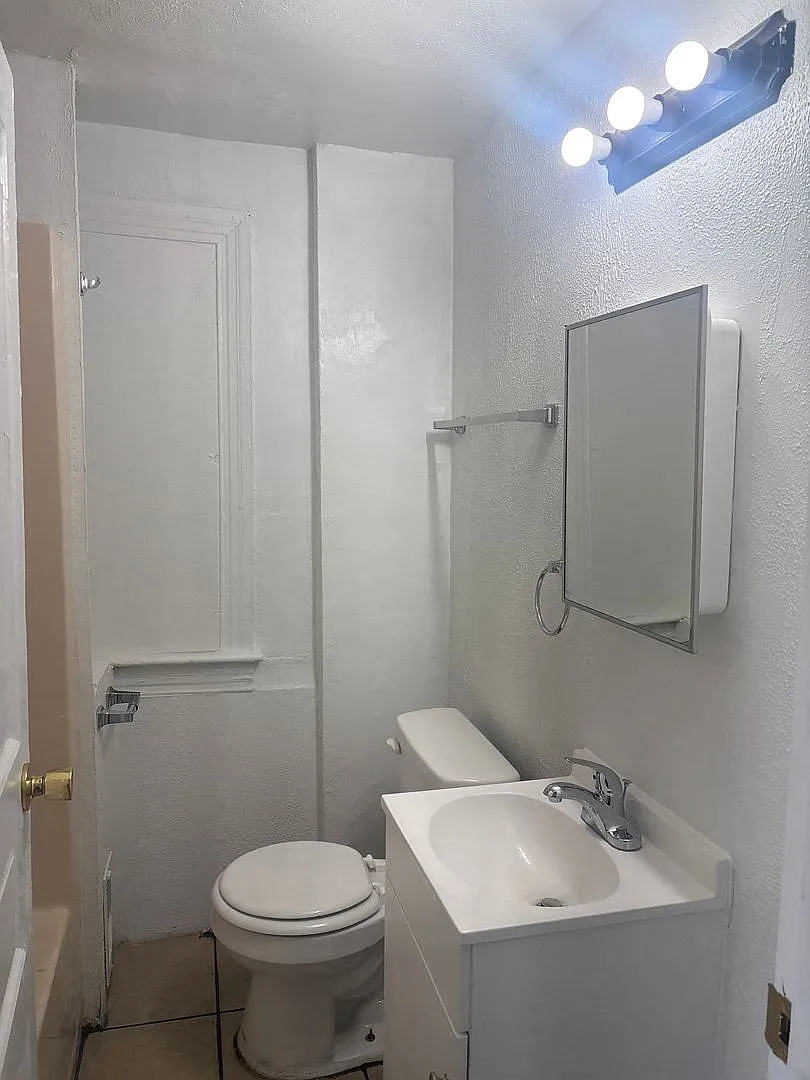 3rd Floor 1 Bedroom Near York College — Photo 2