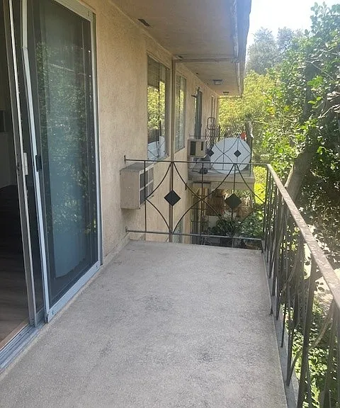 1677 N Lake Ave #10 — Photo 3