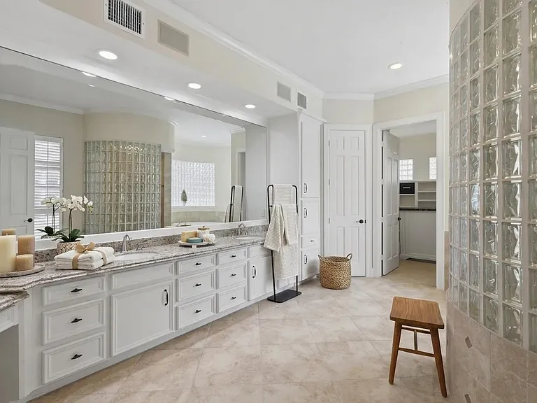 3315 Riviera Dr — Photo 24