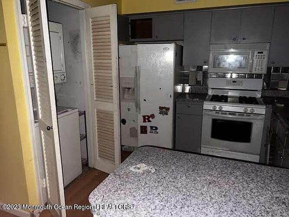 3rd image of 944 Jessica Court