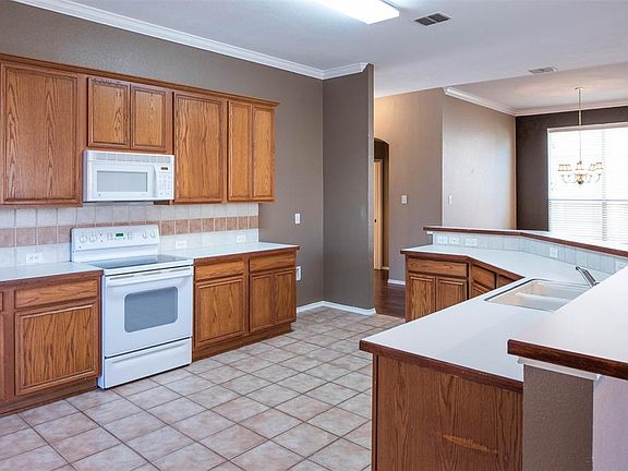 4th image of 1625 Broadmoor Dr