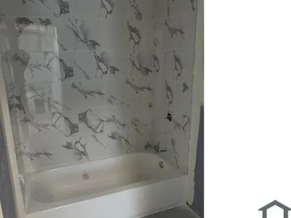 18 Pearl Harbor Cir, Bridgeport, CT 06610