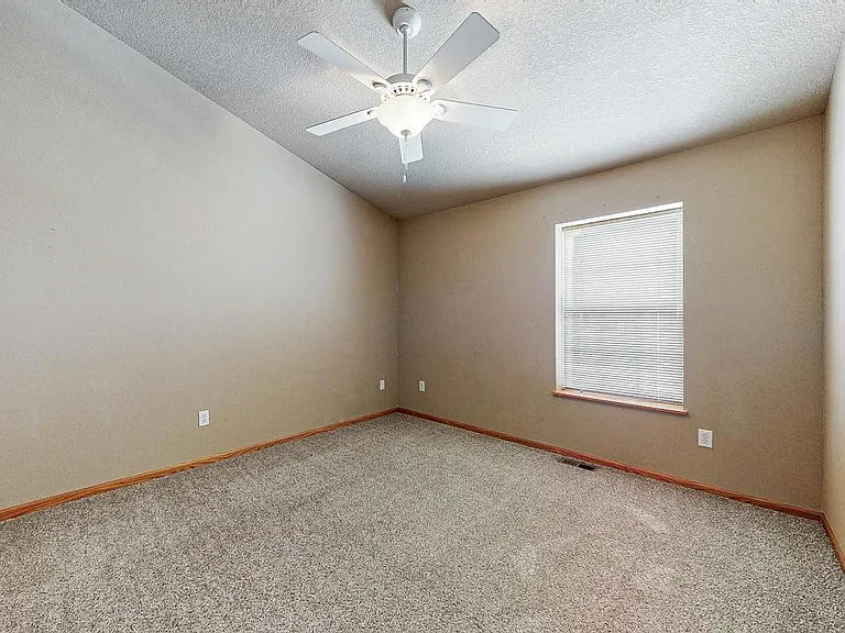 385 NE Sandalwood — Photo 11