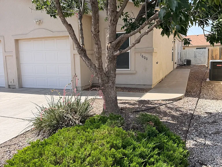 1600 Bradley Ct — Photo 2