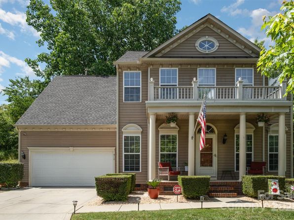 812 Thornapple Ct, Lake Wylie, SC 29710