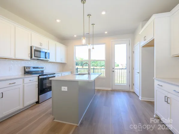 5727 Castlerea Dr, Charlotte, NC 28217