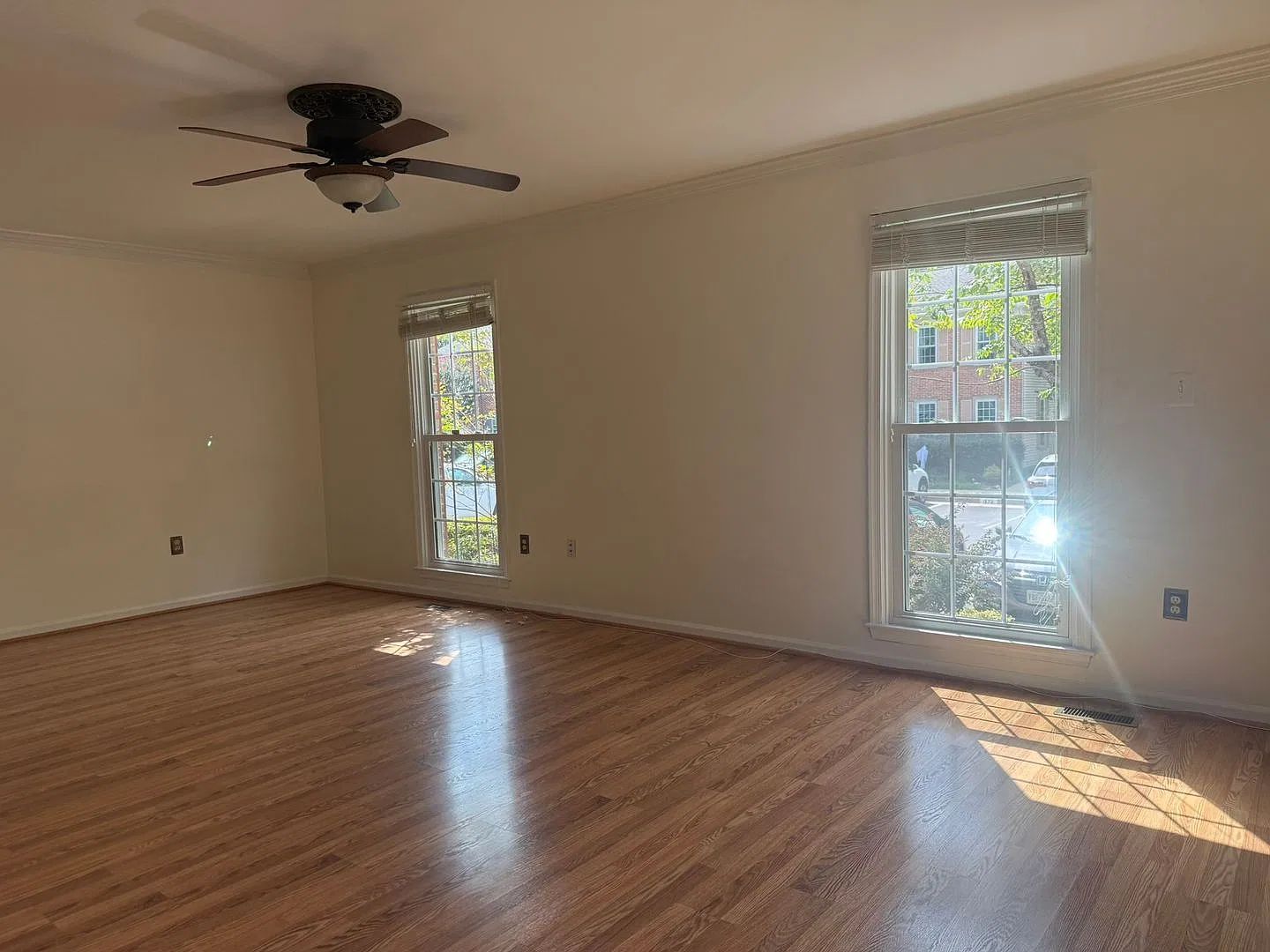 Fenced Immaculate End-Unit 2500SF Kingstowne — Photo 2