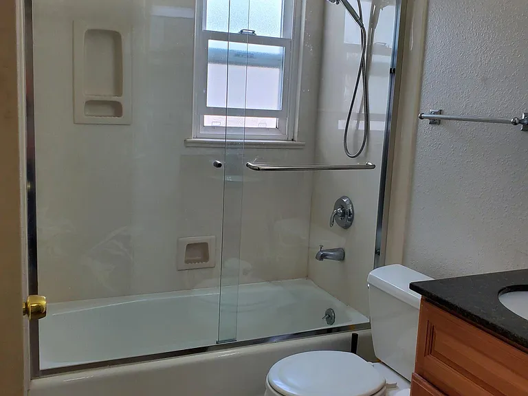 5622 Shattuck Ave #D — Photo 10