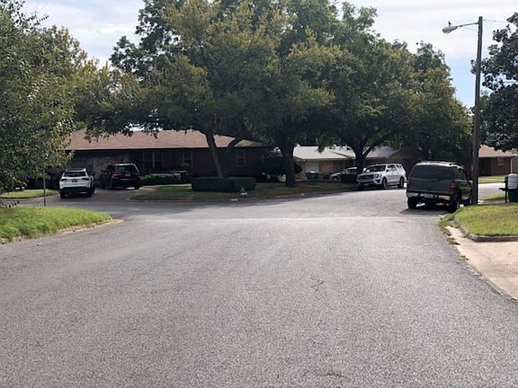 4th image of 615 Hazel Dr