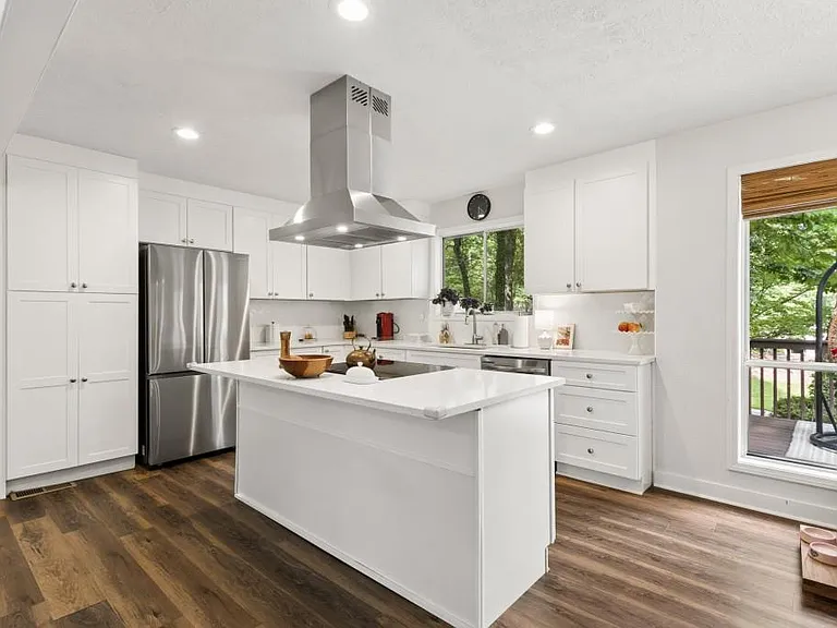 2506 Kingsley Dr NE — Photo 4