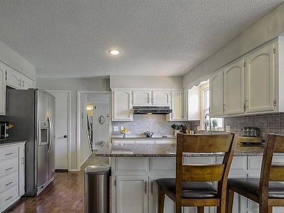 Updated kitchen with double ovens