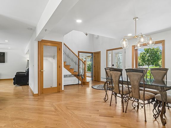 5th image of 824 Kent Cir