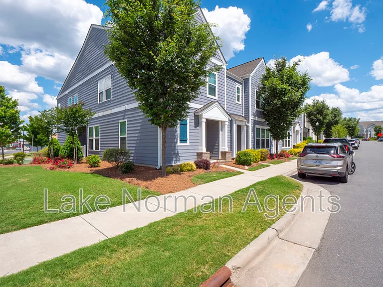 1034 Lyndon Station Dr — Photo 2