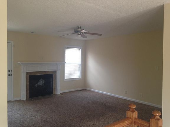 Livingrm w fire place