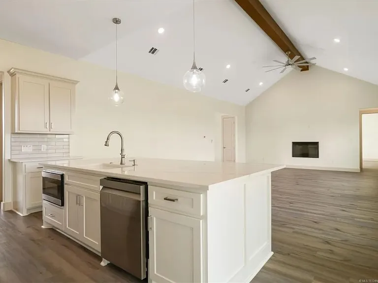 211 Vaughn Ln — Photo 29