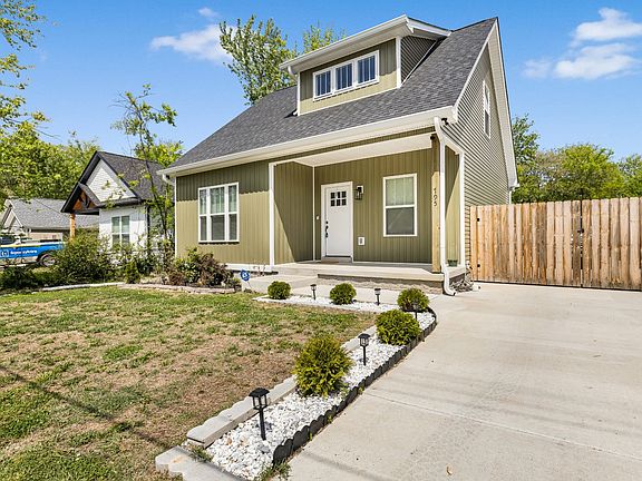 3rd image of 795 19th Ave W