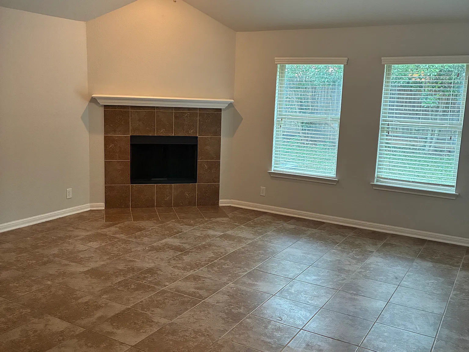 4 bed, 2461 sqft, $2,159 — Photo 3