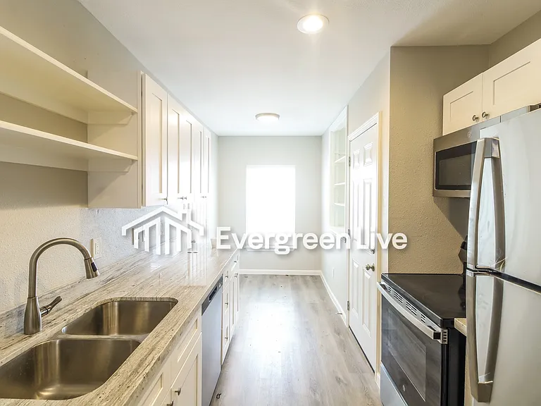 616 Center St — Photo 2