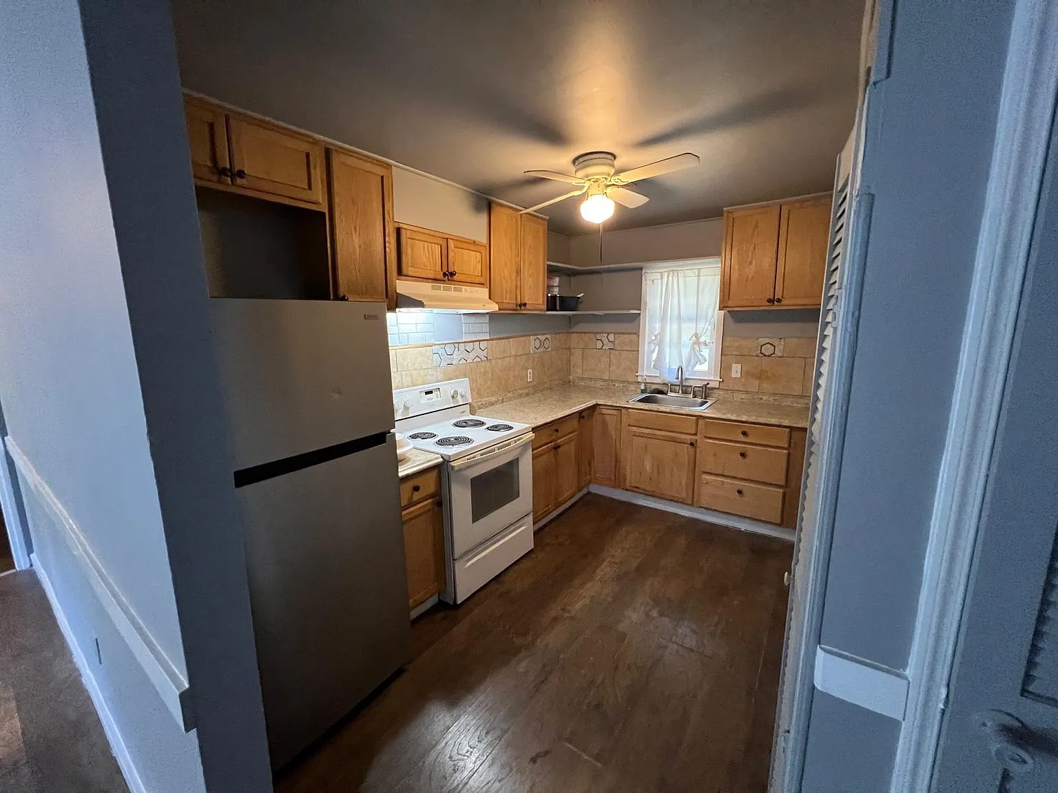4 bed, 950 sqft, $1,300 — Photo 4