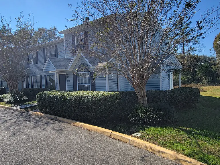 698 Timberwood Cir E — Photo 2