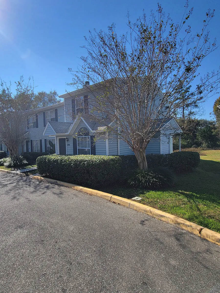 Building Photo - 698 Timberwood Cir E