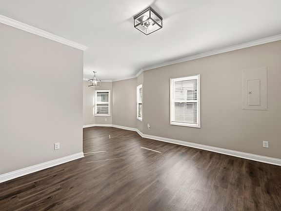 3rd image of 423 Roosevelt Blvd