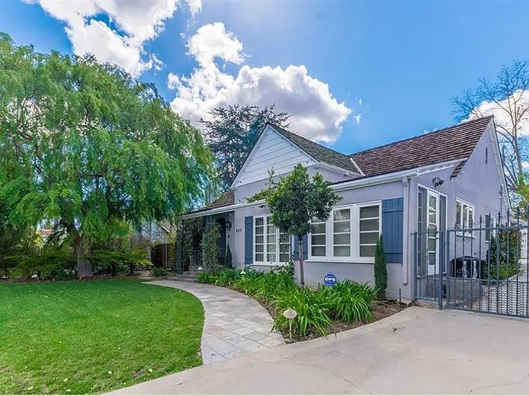 555 Sierra Madre Blvd — Photo 2